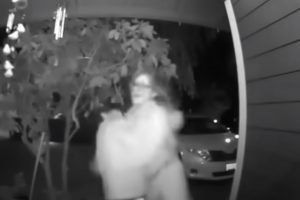 Σοκαριστικό βίντεο: Καρέ καρέ η αρπαγή μίας γυναίκας έξω από το σπίτι της