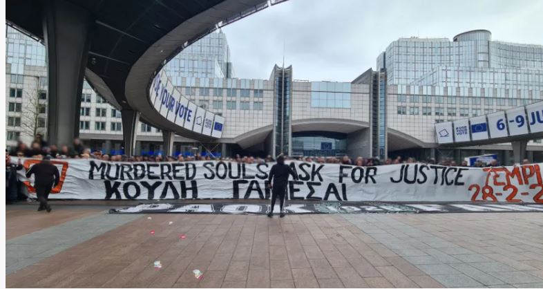 Οπαδοί του ΠΑΟΚ άνοιξαν πανό έξω από το Ευρωκοινοβούλιο για τα Τέμπη