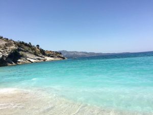 Κι όμως δεν είναι ελληνική – Η παραλία με τα πιο γαλάζια νερά βρίσκεται δίπλα μας