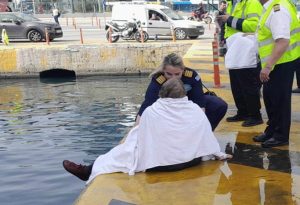 Πειραιάς: Ηλικιωμένη έπεσε στη θάλασσα, έσπευσαν να τη σώσουν – Βίντεο από τη δραματική διάσωση