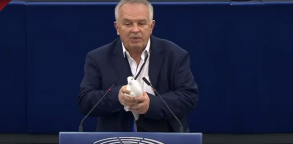 Απίστευτο: Ευρωβουλευτής απελευθέρωσε… περιστέρι μέσα στο ευρωκοινοβούλιο