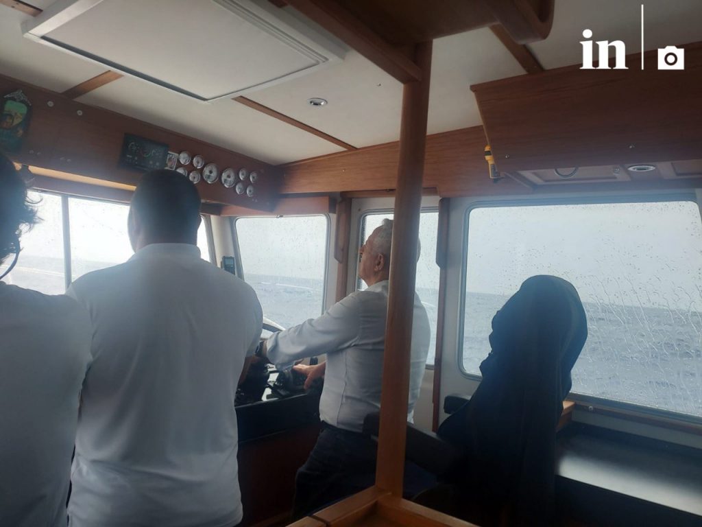 Με οδηγό τον ναύαρχο Αποστολάκη συνεχίζει τη ναυτική περιοδεία ο Κασσελάκης – Δείτε βίντεο