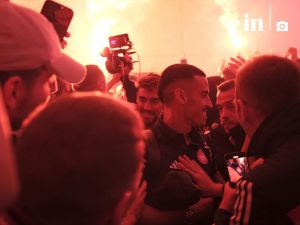 «Με ένα όνειρο τρελό…» – Μυθική υποδοχή των νικητών – Σε έκσταση οι φίλαθλοι του Ολυμπιακού
