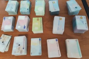 Μπήκαν στη χώρα με 600 πλαστά έγγραφα ταυτοτήτων και αδειών διαμονής