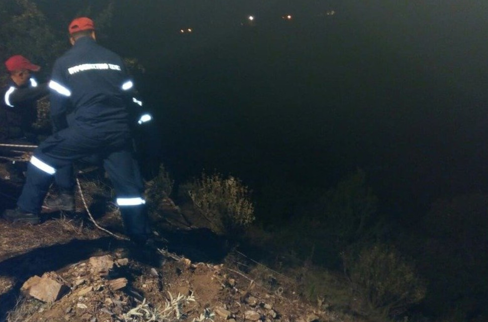 Δελφοί: Ολονύχτια επιχείρηση της Πυροσβεστικής για να διασώσει 27χρονη από απόκρημνο σημείο