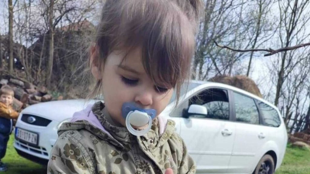 Νεκρό το 2χρονο κοριτσάκι που αγνοούνταν στη Σερβία – Το παρέσυραν με ΙΧ και το πέταξαν σε χωματερή