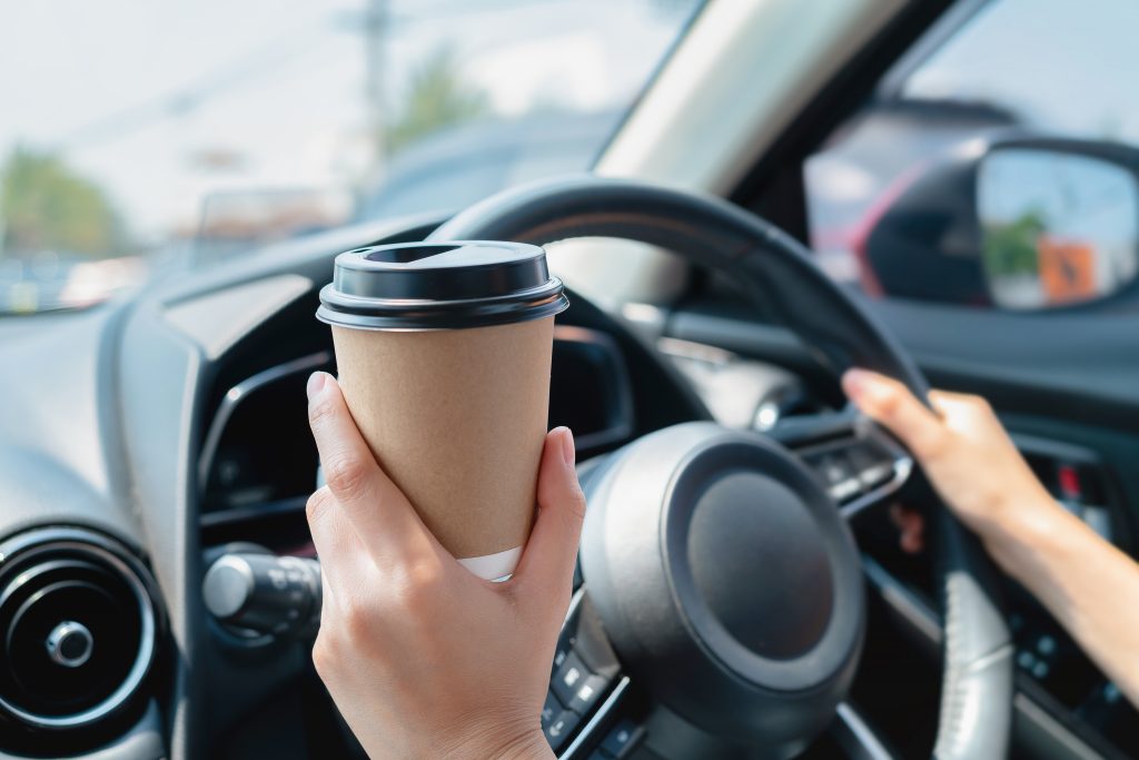 Πίνετε καφέ στο αυτοκίνητο; Μπορεί να το πληρώσετε πολύ ακριβά