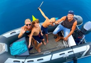 Ζευγάρι εγκατέλειψε τη ζωή του στη Βρετανία για να ζήσει σε σκάφος στην Ελλάδα