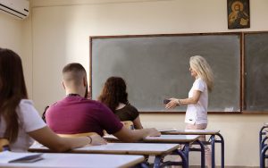 Τα πάνω – κάτω με τις απουσίες στα σχολεία: Με μαθητικό «φάκελο καθυστερήσεων» ξεκινά η νέα χρονιά