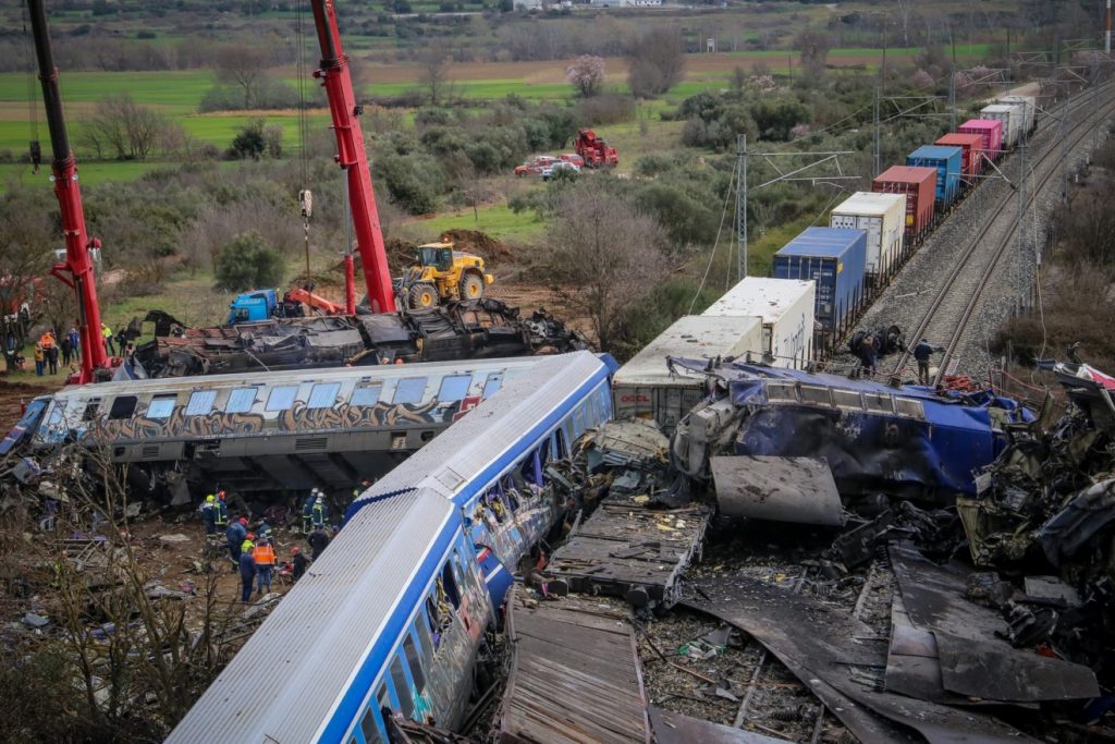 «Έντεκα και Εικοσιένα»: Έκθεση φωτογραφίας για το σιδηροδρομικό δυστύχημα των Τεμπών