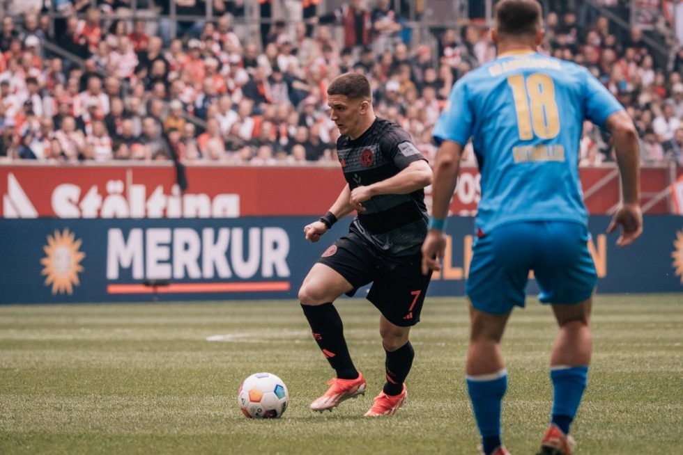 Ο Τζόλης σκόραρε για πέμπτο σερί ματς και παρέμεινε πρώτος σκόρερ της Bundesliga.2