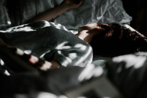 Σκρολάρεις στο κινητό πριν κοιμηθείς; 5 tips για να μην καταστρέψεις τον ύπνο σου