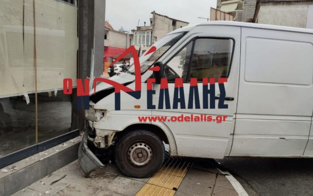 Συναγερμός στην Κατερίνη για… τρελή πορεία βαν – «Καρφώθηκε» σε τζαμαρία καταστήματος