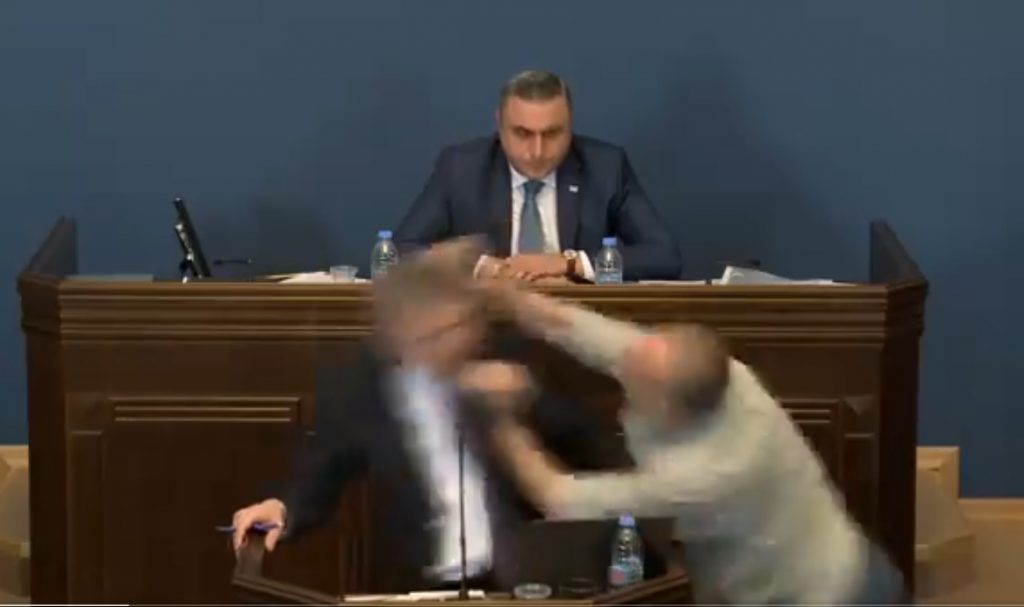 Χαμός στο κοινοβούλιο της Γεωργίας – Κάμερες κατέγραψαν άγριο ξύλο μεταξύ βουλευτών