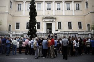 Συντάξεις: Οι εισηγήσεις και οι αντιδράσεις για τα αναδρομικά