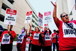 Ξενοδοχοϋπάλληλοι διαδηλώνουν ζητώντας αυξήσεις στις ΗΠΑ