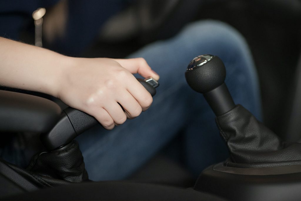 Τρόμος στην Κρήτη: Ξέχασε να βάλει χειρόφρενο και παραλίγο να πατήσει οικογένεια με δύο μωρά