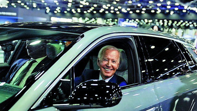 Τετραπλασιάζει τους δασμούς στα ηλεκτρικά ΙΧ από Κίνα