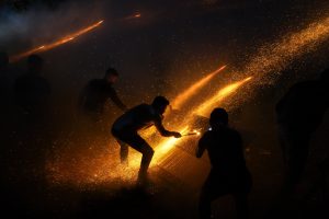 Χίος: Υπό αυξημένα μέτρα ασφαλείας τηρήθηκε το εντυπωσιακό έθιμο του ρουκετοπόλεμου στο Βροντάδο