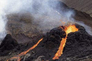 Ισλανδία: Εξερράγη και πάλι το ηφαίστειο στη χερσόνησο Ρέικιανες, για πέμπτη φορά από τον Δεκέμβριο