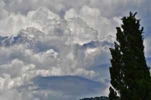 Καιρός: Συννεφιά με βροχές και μικρή πτώση της θερμοκρασίας – Πού θα είναι ισχυρά τα φαινόμενα
