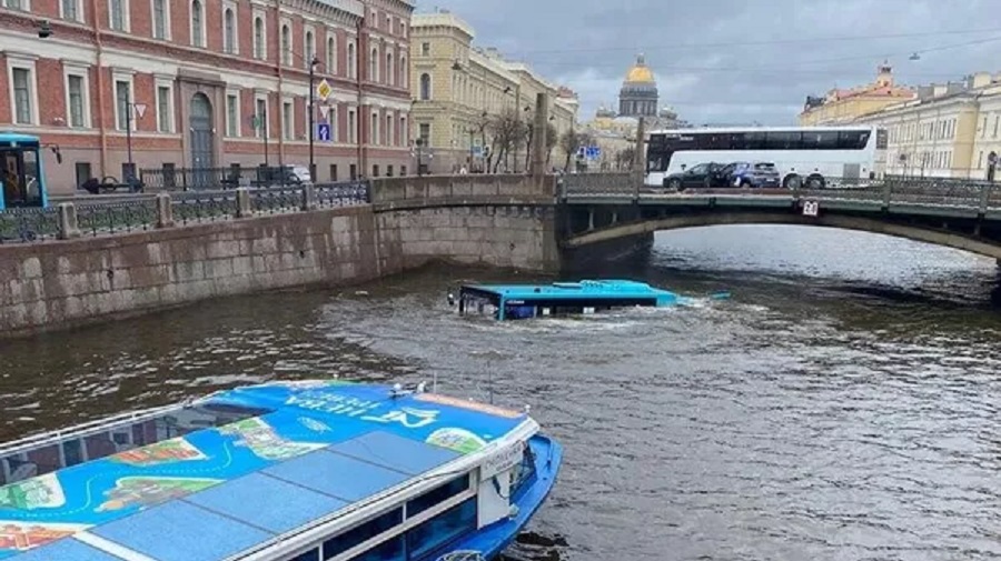Ρωσία: Λεωφορείο με 20 επιβάτες έπεσε από γέφυρα στην Αγία Πετρούπολη – Δείτε βίντεο