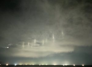 Πυλώνες… φωτός εμφανίστηκαν στον νυχτερινό ουρανό – Πώς εξηγείται το «απόκοσμο» φαινόμενο;