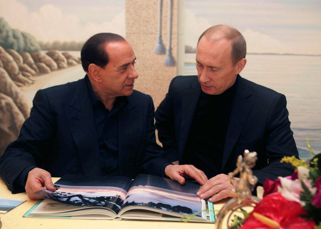 Όταν ο Πούτιν προσέφερε στον Μπερλουσκόνι την καρδιά ενός ελαφιού – Νέες αποκαλύψεις για τη σχέση τους