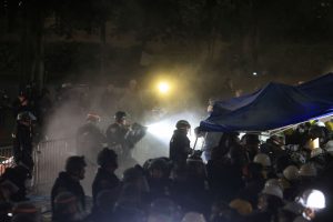 Χάος στο Πανεπιστήμιο UCLA: Η αστυνομία ρίχνει δακρυγόνα σε φιλοπαλαιστίνιους φοιτητές