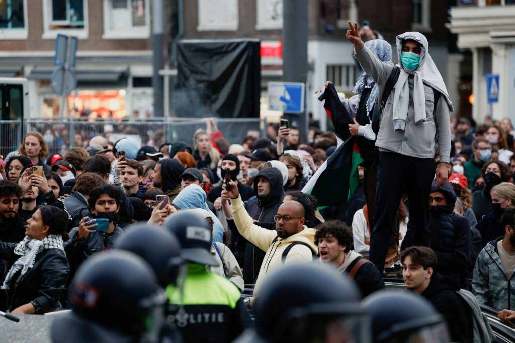 Φουντώνουν οι φιλοπαλαιστινιακές διαδηλώσεις παρά την καταστολή – 32 συλλήψεις στο πανεπιστήμιο του Άμστερνταμ