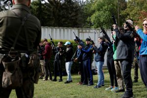 Στον δρόμο που χάραξε το Ισραήλ η Πολωνία – Στρατιωτικοποιεί τους πολίτες της