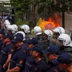 Αλβανία: Επεισόδια και μολότοφ έξω από το δημαρχείο Τιράνων – Διαδηλωτές ζητούν την παραίτηση του δημάρχου