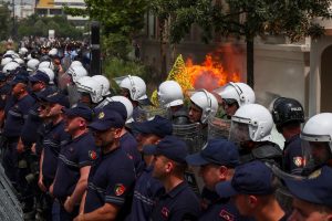 Αλβανία: Επεισόδια και μολότοφ έξω από το δημαρχείο Τιράνων – Διαδηλωτές ζητούν την παραίτηση του δημάρχου