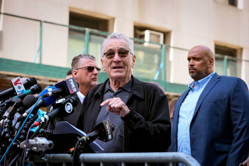 ΗΠΑ: «Ένας κλόουν» – Ο Ρόμπερτ Ντε Νίρο κατά του Ντόναλντ Τραμπ μπροστά από το δικαστήριο της Νέας Υόρκης