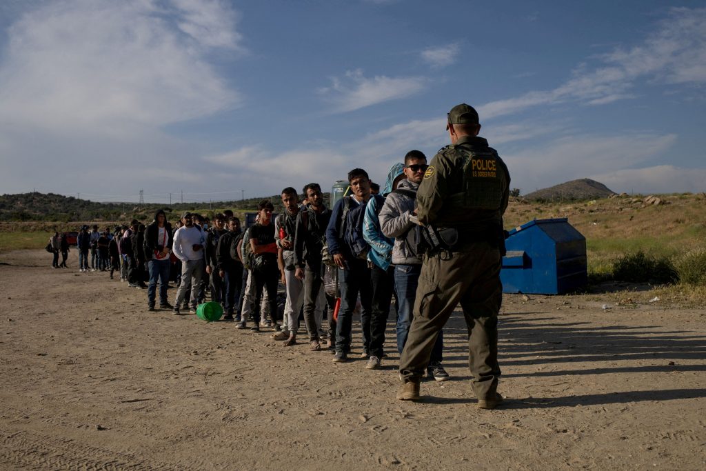 CBS: Μετανάστες σε Ελλάδα και Ιταλία θέλει να στείλει ο Μπάιντεν – Διαψεύδει ο Καιρίδης