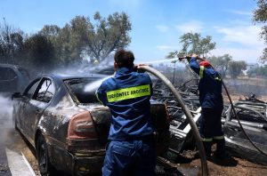 Όχημα λαμπάδιασε στο Κερατσίνι – Κάηκε και ένα δέντρο