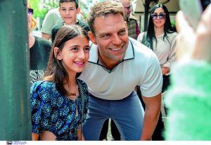 Θέλει να «μαζέψει» τις διαρροές εξ αριστερών