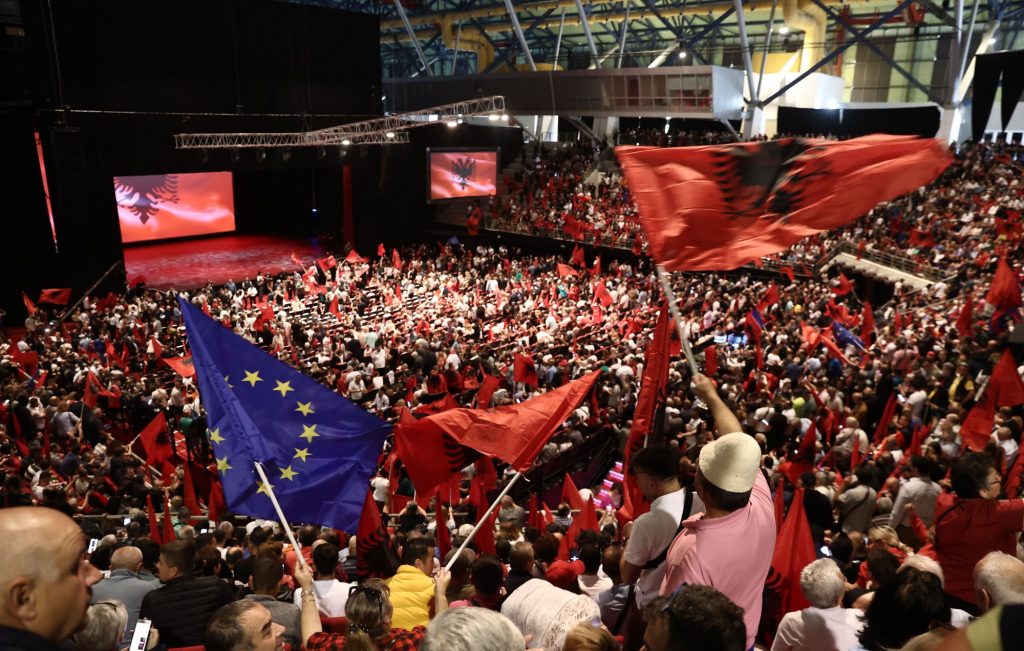 Πλήθος κόσμου στην ομιλία Ράμα στο Γαλάτσι – Σημαίες, πανό, μπλούζες και συνθήματα