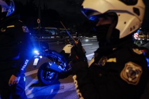 Θεσσαλονίκη: 49χρονη σε κατάσταση ακραίας μέθης συνελήφθη για έκθεση ανηλίκου σε κίνδυνο