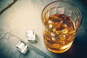 Στο νοσοκομείο 13χρονος που λιποθύμησε σε μπαρ από υπερβολική κατανάλωση αλκοόλ – Τέσσερις συλλήψεις
