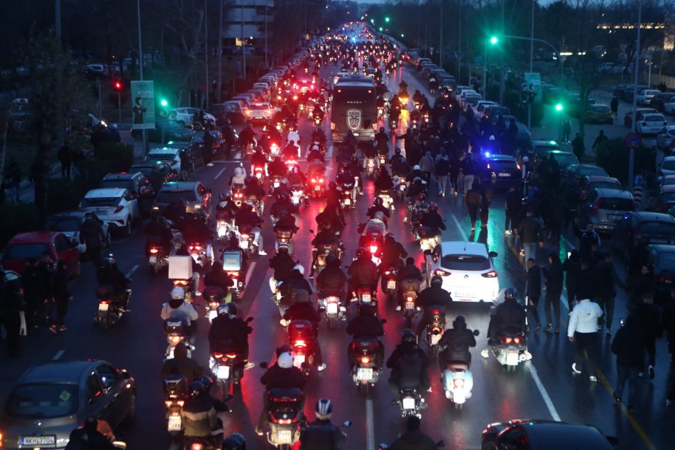 Οι οπαδοί του ΠΑΟΚ σπάνε το απαγορευτικό της ΕΛ.ΑΣ: Συγκέντρωση στην Καμάρα και γιγαντοοθόνη στην Τούμπα