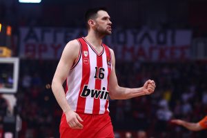 Φοβερή ατάκα Παπανικολάου: «Ο Λάρι είναι μια κατηγορία μόνος του, έχει δώσει μπόλικο ψωμάκι» (vid)