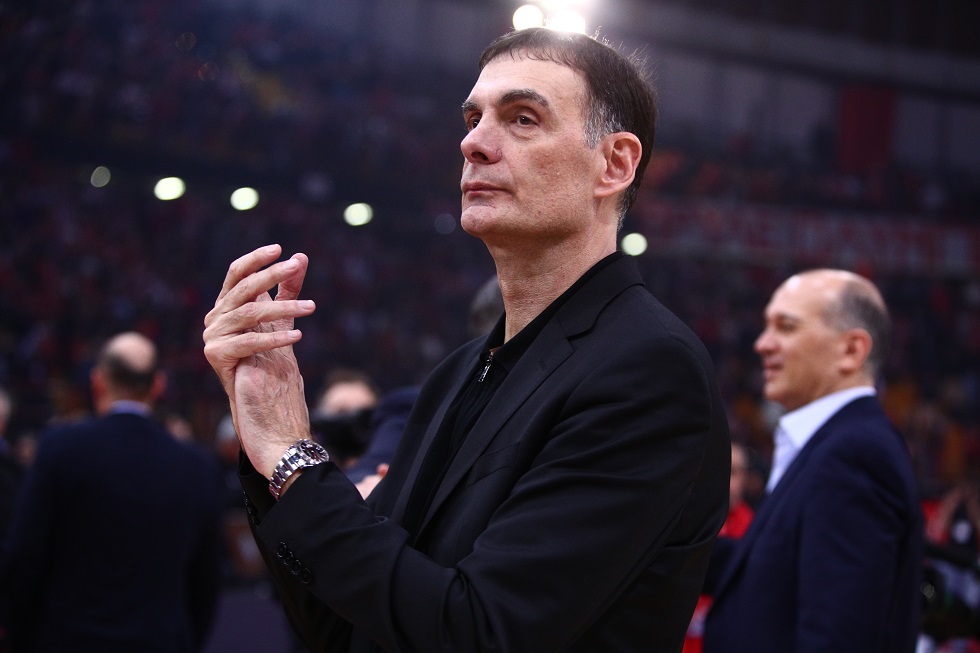 Αυτός είναι ο… σταρ του Final Four – Οπαδοί της Φενέρ φωτογραφίζονται με τον Μπαρτζώκα