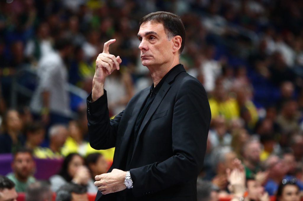 Στη Νέα Φιλαδέλφεια ο Μπαρτζώκας – Αποθέωση από τους οπαδούς του Ολυμπιακού (vid)