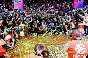 Εκθρόνισε τη Βασίλισσα με θρίαμβο