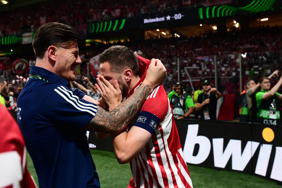 Το κλάμα του Φορτούνη μπροστά από την κερκίδα των οπαδών του Ολυμπιακού (vid)