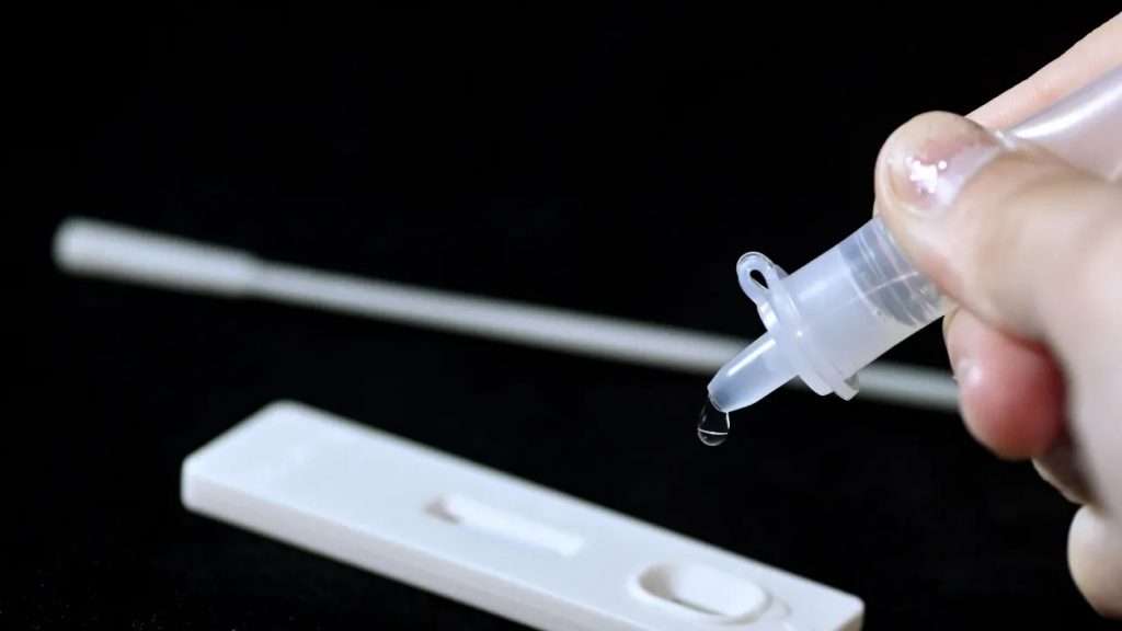 Αττική: «Χειροπέδες» σε δύο άτομα – Διακινούσαν επικίνδυνα για την υγεία self-test και μάσκες