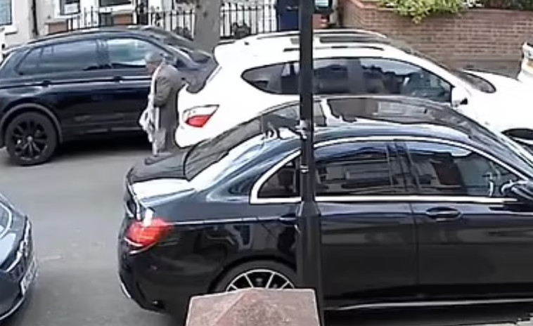 Λονδίνο: Οδηγός κάνει όπισθεν και χτυπάει ηλικιωμένη (βίντεο – σοκ)