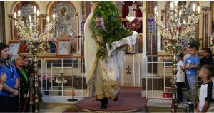 Δείτε το βίντεο: Εντυπωσιακή η Πρώτη Ανάσταση στη Χίο από τον «ιπτάμενο ιερέα»