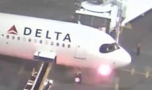 Σιάτλ: Τρόμος για επιβάτες – Περπατούν στο φτερό αεροπλάνου για να σωθούν (βίντεο)